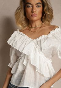 Renee - Biała Bluzka z Falbankami i Bufiastymi Rękawami Aliviera. Okazja: na co dzień. Typ kołnierza: kołnierz z falbankami. Kolor: biały. Materiał: jeans. Styl: elegancki, casual #5