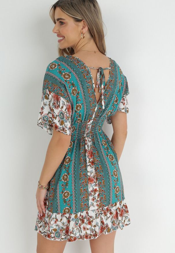 Born2be - Biało-Zielona Sukienka Mini z Wiskozy z Gumkami w Talii z Falbanką Hypalina. Kolor: zielony. Materiał: wiskoza. Długość: mini