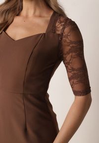 Born2be - Brązowa Taliowana Sukienka VICES z Koronkowymi Rękawami Oceamara. Kolor: brązowy. Materiał: koronka. Wzór: aplikacja, koronka. Styl: elegancki #6