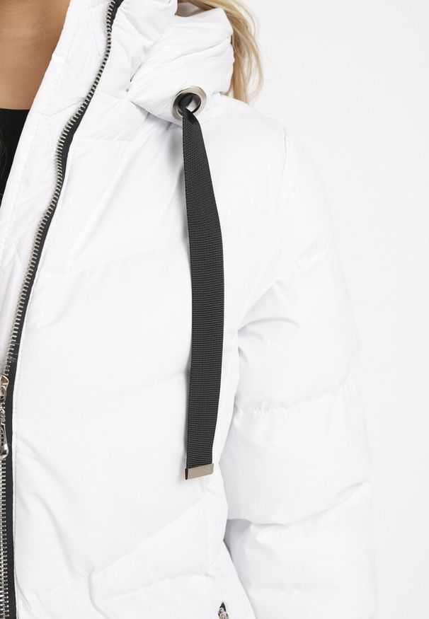 Born2be - Biała Pikowana Kurtka z Kapturem i Ozdobnymi Taśmami Ettaria. Okazja: na co dzień. Typ kołnierza: kaptur. Kolor: biały. Materiał: jeans. Styl: elegancki, casual