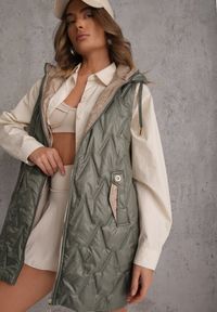 Renee - Zielona Długa Kamizelka Pikowana z Nieodpinanym Kapturem Semaea. Kolor: zielony. Materiał: prążkowany, jeans. Długość: długie. Styl: street #6