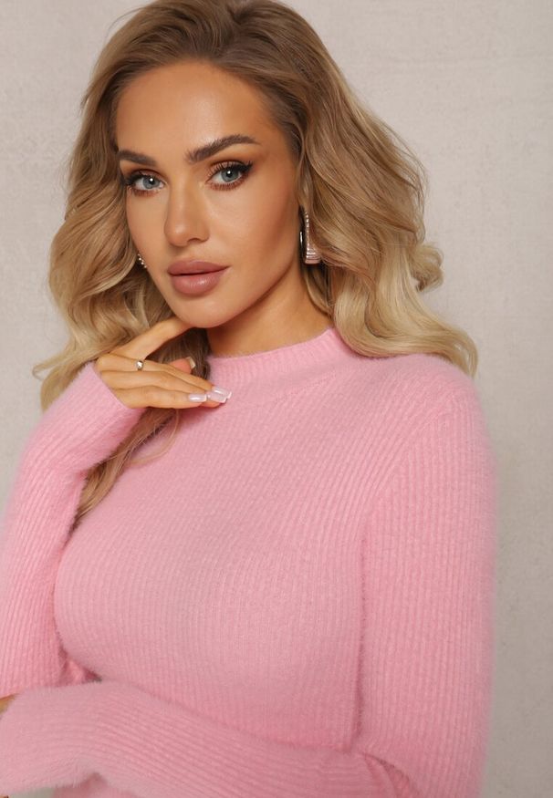 Renee - Różowa Wełniana Sukienka Midi Prążkowana z Półgolfem Sebhatta. Kolor: różowy. Materiał: wełna, prążkowany. Długość: midi