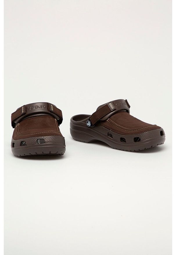 Crocs - Klapki. Kolor: brązowy. Materiał: materiał. Wzór: gładki. Obcas: na obcasie. Wysokość obcasa: niski