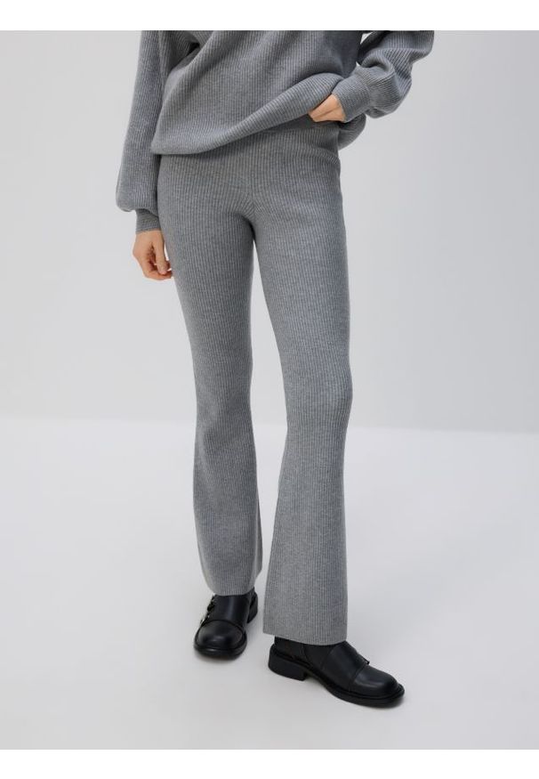 Reserved - Dzianinowe spodnie flare - jasnoszary. Kolor: szary. Materiał: dzianina