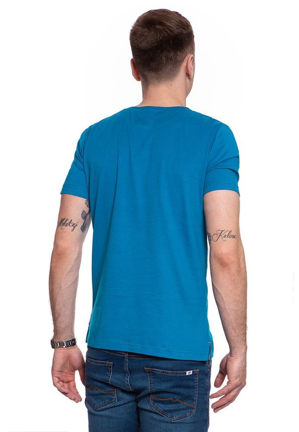 Mustang - MĘSKI T-SHIRT MUSTANG ALEX C PRINT CP 1009525 5320. Wzór: nadruk