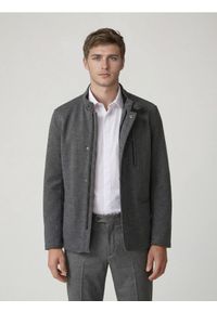 Reserved - Marynarka ze stójką - ciemnoszary. Typ kołnierza: kołnierzyk stójkowy. Kolor: szary. Materiał: dzianina, elastan, bawełna. Styl: sportowy #1