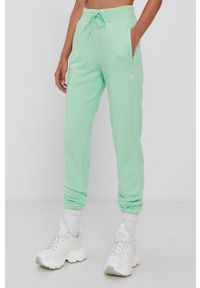 adidas Originals Spodnie damskie kolor zielony gładkie. Kolor: zielony. Materiał: bawełna. Wzór: gładki #4