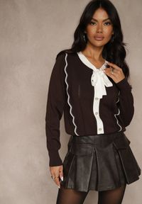 Renee - Brązowy Sweter z Wiskozą z Ozdobnymi Guzikami i Kokardą w Stylu Retro Miaraine. Okazja: na spotkanie biznesowe. Typ kołnierza: kokarda. Kolor: brązowy. Materiał: wiskoza. Styl: retro #1