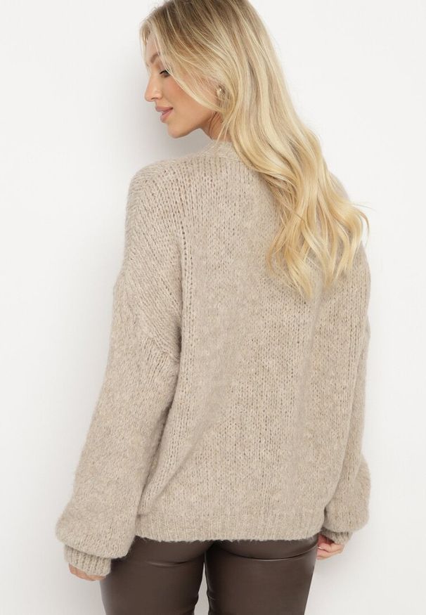 Born2be - Beżowy Sweter o Klasycznym Prostym Kroju z Domieszką Wełny i Wiskozy Sezisya. Okazja: na co dzień. Kolor: beżowy. Materiał: wiskoza, wełna. Długość rękawa: długi rękaw. Długość: długie. Wzór: aplikacja. Sezon: zima, jesień. Styl: klasyczny