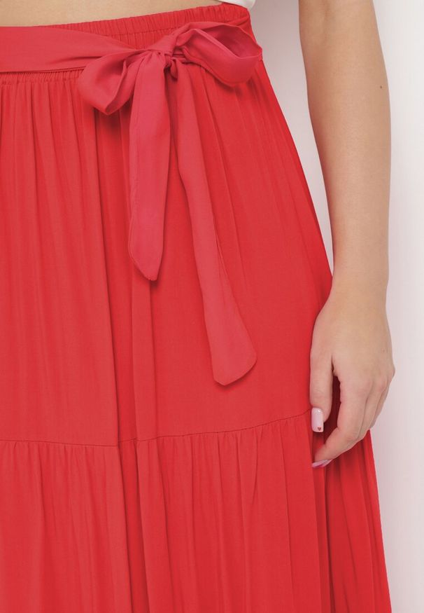 Born2be - Czerwona Wiskozowa Spódnica Maxi Rozkloszowana z Paskami Saosa. Okazja: na co dzień. Kolor: czerwony. Materiał: wiskoza. Wzór: paski. Styl: klasyczny, casual