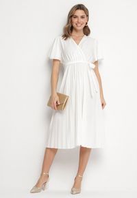 Born2be - Biała Sukienka Plisowana z Dekoltem w V z Paskiem w Talii Zolseki. Okazja: na co dzień. Kolor: biały. Styl: casual, klasyczny #7