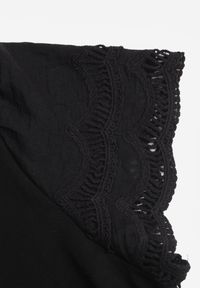 Renee - Czarny T-shirt z Bawełny z Rękawami z Koronki Hycis. Kolor: czarny. Materiał: bawełna, koronka. Wzór: koronka #6