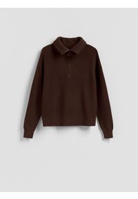 Reserved - Sweter z wiskozą - ciemnobrązowy. Kolor: brązowy. Materiał: wiskoza