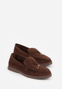 Renee - Brązowe Mokasyny z Imitacji Zamszu Zdobione Zawieszką i Przeszyciem Aezoris. Okazja: na co dzień. Kolor: brązowy. Materiał: zamsz. Wzór: aplikacja. Styl: casual, elegancki #9
