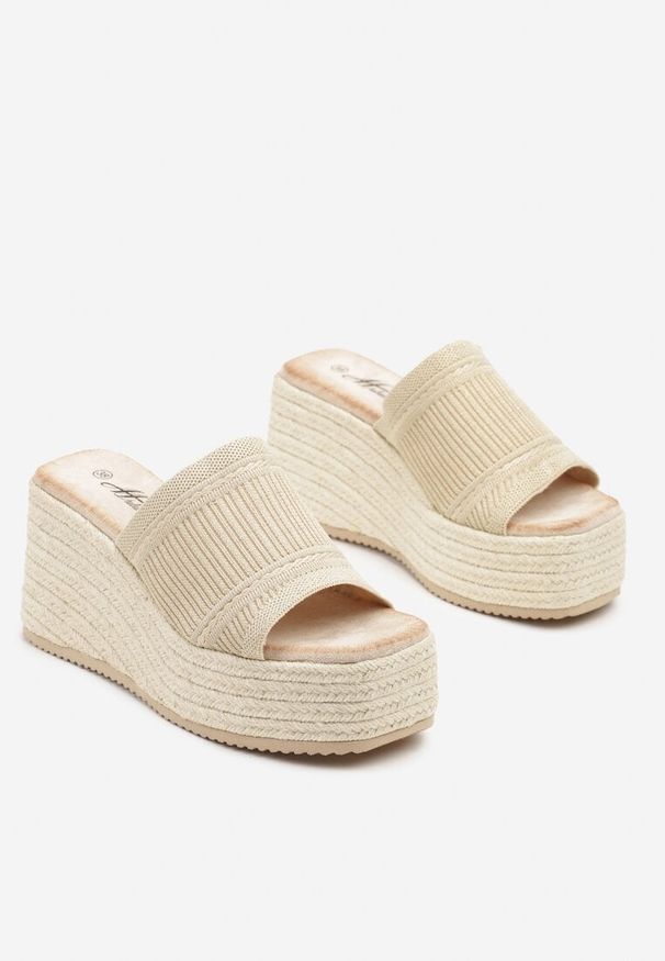 Renee - Beżowe Klapki na Koturnie w Stylu Boho z Tłoczoną Cholewką Neorwynne. Okazja: na spacer. Kolor: beżowy. Sezon: lato. Obcas: na koturnie. Styl: boho