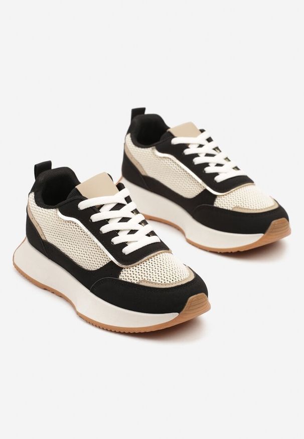Renee - Czarno-Beżowe Sneakersy Ozdobione Geometrycznym Motywem Calgis. Okazja: na spacer, na co dzień. Nosek buta: okrągły. Zapięcie: sznurówki. Kolor: czarny. Wzór: aplikacja, geometria. Materiał: materiał, jeans. Obcas: na obcasie. Wysokość obcasa: niski. Sport: turystyka piesza