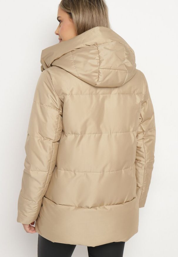 Born2be - Beżowa Pikowana Kurtka z Kapturem Wysokim Kołnierzem i Kieszeniami Zeririna. Okazja: na spacer, na co dzień. Typ kołnierza: kaptur. Kolekcja: plus size. Kolor: beżowy. Materiał: jeans. Styl: elegancki, casual, sportowy