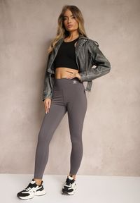 Renee - Ciemnoszare Sportowe Legginsy High Waist z Małym Ozdobnym Znaczkiem Lerilane. Stan: podwyższony. Kolor: szary. Styl: sportowy #3