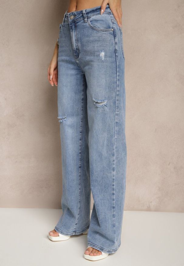 Renee - Niebieskie Jeansy High Waist z Szeroką Nogawką Zdobione Przetarciami Napinea. Stan: podwyższony. Kolor: niebieski. Wzór: aplikacja. Styl: vintage, elegancki