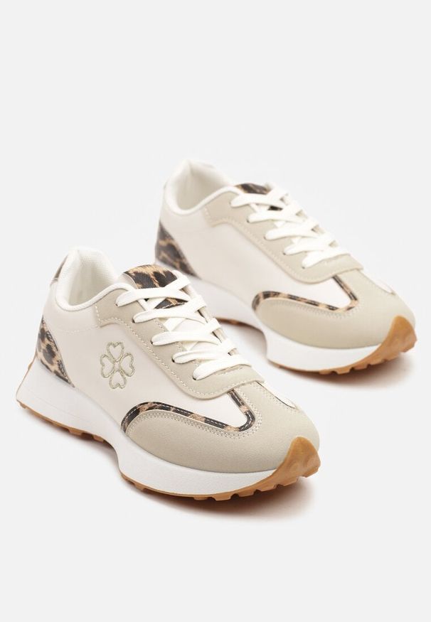 Renee - Beżowe Sneakersy z Panterkowymi Zdobieniami i Delikatnym Haftem Alisella. Okazja: na spotkanie biznesowe, na co dzień. Kolor: beżowy. Materiał: jeans. Wzór: haft, aplikacja. Obcas: na płaskiej podeszwie