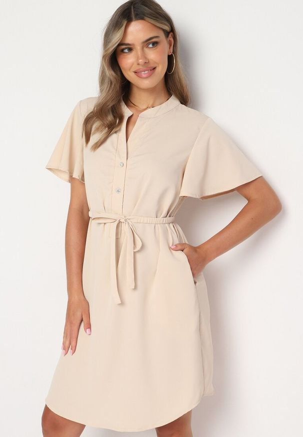 Born2be - Beżowa Sukienka Trapezowa z Koszulową Górą i Materiałowym Paskiem w Talii Vikiiona. Okazja: na spotkanie biznesowe. Typ kołnierza: dekolt w kształcie V. Kolor: beżowy. Materiał: materiał. Długość rękawa: krótki rękaw. Typ sukienki: trapezowe, koszulowe. Styl: biznesowy
