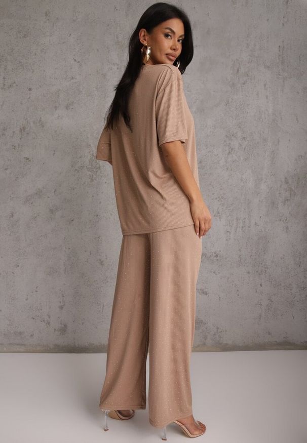 Renee - Beżowy Oversizowy Komplet Zdobiony Cyrkoniami T-shirt i Spodnie Arnateia. Kolor: beżowy. Wzór: aplikacja