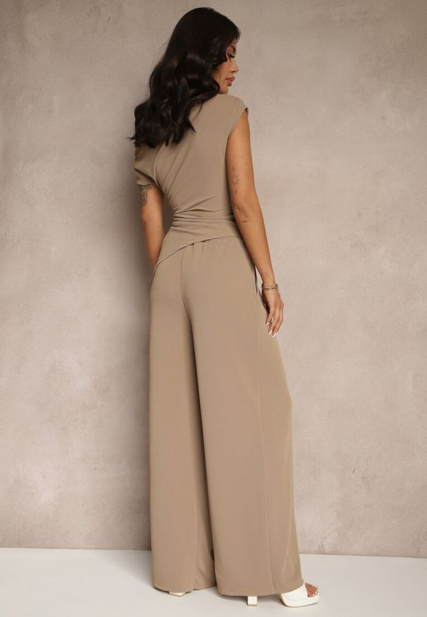 Renee - Jasnobrązowy Komplet Spodnie o Szerokim Kroju i Asymetryczna Bluzka z Marszczeniem Nitara. Kolor: brązowy