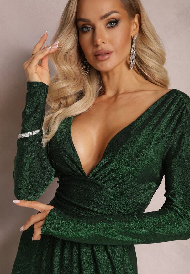 Renee - Zielona Rozkloszowana Sukienka Maxi z Błyszczącego Materiału z Drapowaniem w Talii Kizzetta. Kolor: zielony. Materiał: materiał. Długość: maxi