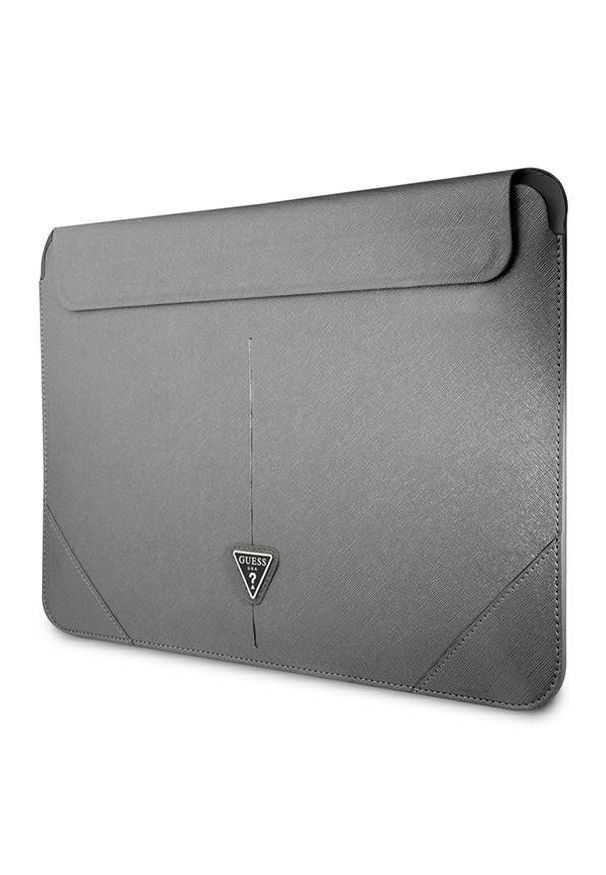 Guess Saffiano Triangle Logo Sleeve - 16'' srebrny. Kolor: srebrny. Materiał: skóra ekologiczna, materiał