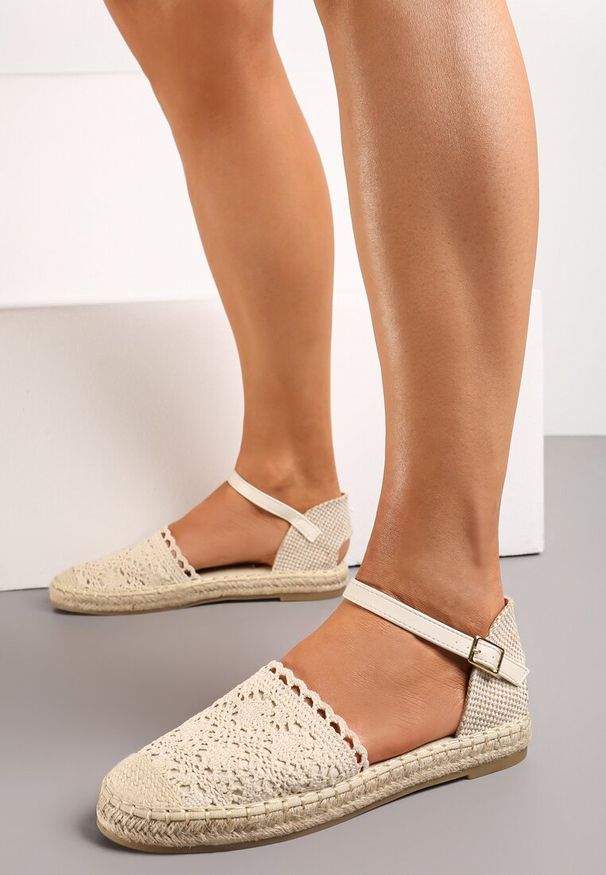 Renee - Beżowe Espadryle Maiseis. Nosek buta: okrągły. Zapięcie: klamry. Kolor: beżowy. Materiał: materiał, len, koronka. Szerokość cholewki: normalna. Wzór: koronka. Sezon: lato. Obcas: na płaskiej podeszwie