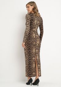 Born2be - Brązowa Dopasowana Sukienka w Panterkę Maxi z Długim Rękawem Esmeria. Typ kołnierza: dekolt kwadratowy. Kolor: brązowy. Długość rękawa: długi rękaw. Wzór: motyw zwierzęcy. Długość: maxi #7