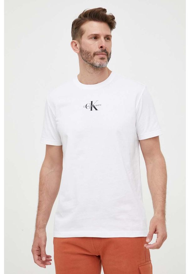 Calvin Klein Jeans t-shirt bawełniany kolor biały z nadrukiem. Kolor: biały. Materiał: bawełna. Wzór: nadruk. Styl: klasyczny