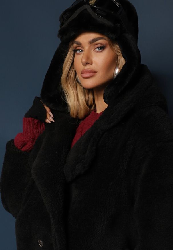 Renee - Czarna Futerkowa Kurtka Teddy z Kapturem z Wsuwanymi Kieszeniami Gerovia. Okazja: na co dzień. Typ kołnierza: kaptur. Kolor: czarny. Materiał: jeans. Styl: casual, elegancki