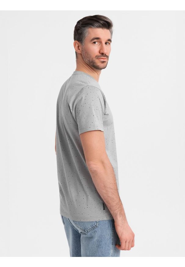Ombre Clothing - T-shirt męski bawełniany z nadrukiem i okrągłym dekoltem – jasnoszary V8 - Rozmiar: XXL. Okazja: na co dzień. Kolor: szary. Materiał: bawełna. Długość rękawa: krótki rękaw. Długość: krótkie. Wzór: nadruk. Sezon: wiosna, lato. Styl: casual, elegancki