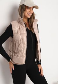 Born2be - Jasnobeżowa Pikowana Kamizelka ze Stójką i Troczkami Terilanna. Typ kołnierza: kołnierzyk stójkowy. Kolor: beżowy. Materiał: jeans. Styl: elegancki #3