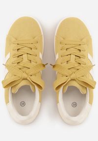 Renee - Żółte Sneakersy Ozdobione Paskami Dolirenna. Okazja: na co dzień. Zapięcie: pasek. Kolor: żółty. Materiał: jeans. Wzór: aplikacja #3