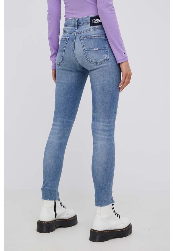 Tommy Jeans jeansy Nora damskie medium waist. Kolor: niebieski