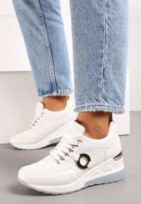 Renee - Białe Sneakersy na Koturnie z Metalicznymi Wstawkami Tapa. Okazja: na co dzień. Kolor: biały. Obcas: na koturnie