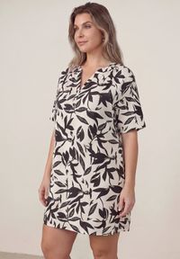 Born2be - Czarna Pudełkowa Sukienka z Wiskozy w Roślinny Wzór z Guzikami przy Dekolcie Acosia. Okazja: na co dzień. Kolekcja: plus size. Kolor: czarny. Materiał: wiskoza. Typ sukienki: proste, dla puszystych. Styl: elegancki, klasyczny, casual #1