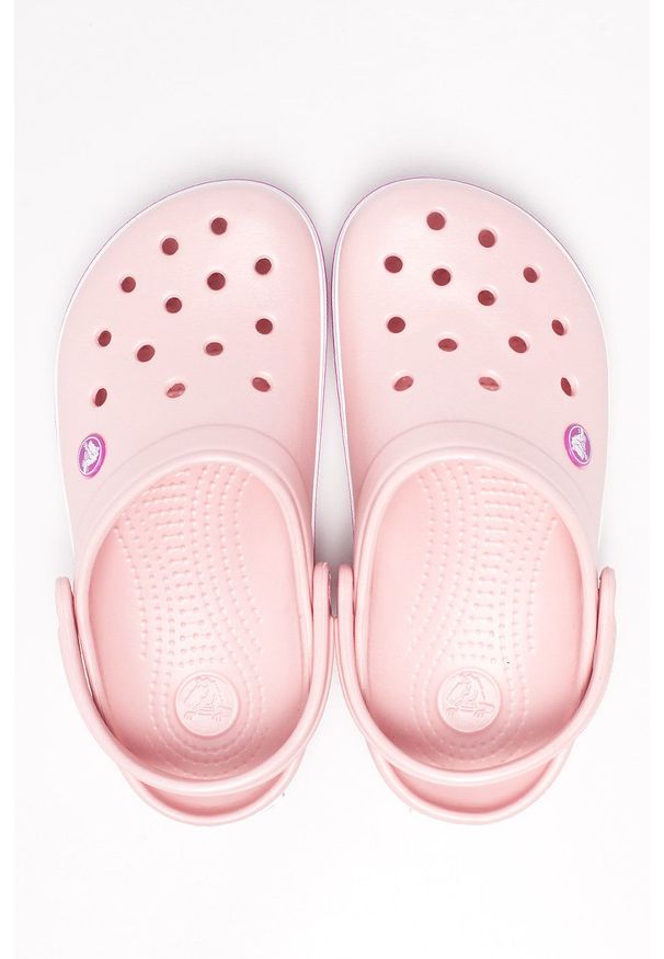 Crocs - Klapki. Nosek buta: okrągły. Kolor: różowy
