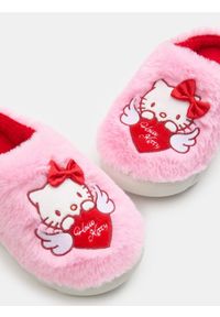 Sinsay - Kapcie z futerkiem Hello Kitty - różowy. Kolor: różowy. Materiał: futro. Wzór: motyw z bajki #1