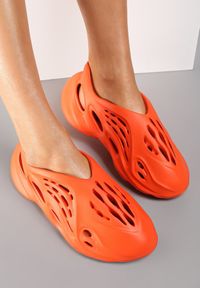 Renee - Pomarańczowe Sneakersy Eidona. Wysokość cholewki: przed kostkę. Nosek buta: okrągły. Kolor: pomarańczowy. Materiał: guma. Szerokość cholewki: normalna. Wzór: jednolity