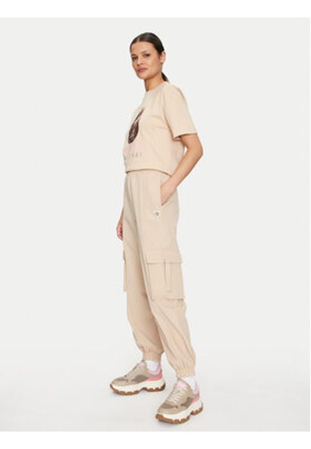 Guess Spodnie cargo Aurelie V4YB06 WG982 Beżowy Regular Fit. Kolor: beżowy. Materiał: syntetyk