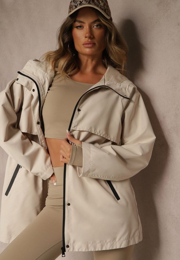 Renee - Jasnobeżowa Kurtka Parka o Klasycznym Kroju z Kapturem Cenelle. Okazja: na spacer. Typ kołnierza: kaptur. Kolor: beżowy. Materiał: jeans. Styl: klasyczny