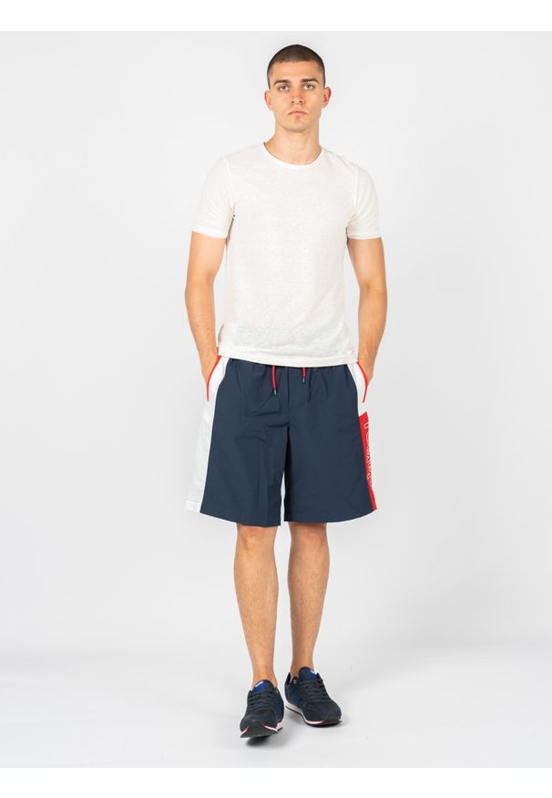 TOMMY HILFIGER - Tommy Jeans Szorty | DM0DM13220 | Mężczyzna | Biały, Czerwony, Granatowy. Kolor: biały, niebieski, czerwony, wielokolorowy. Materiał: poliamid, bawełna. Wzór: nadruk, aplikacja