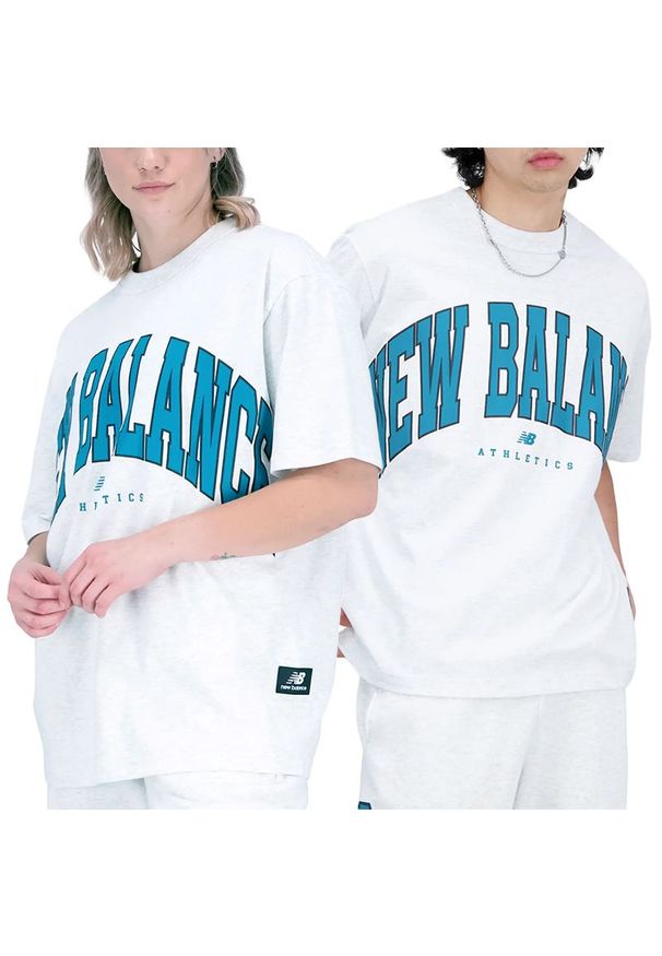 Koszulka New Balance UT31551SAH - szara. Kolor: szary. Materiał: dzianina, bawełna. Wzór: napisy