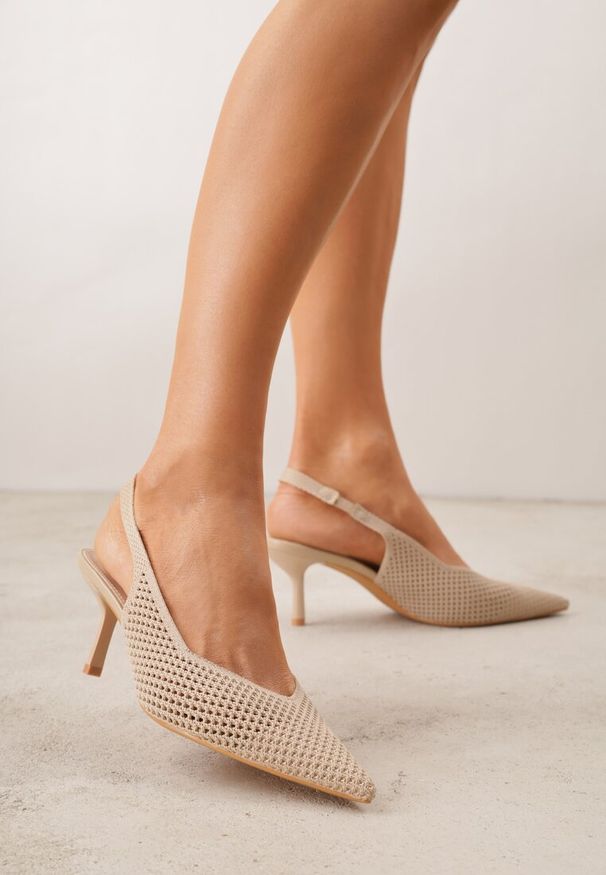 Renee - Beżowe Sandały Slingback z Ażurową Cholewką i Szpiczastym Noskiem Beethovia. Okazja: na ślub cywilny, na wesele, na imprezę. Nosek buta: szpiczasty. Kolor: beżowy. Materiał: jeans. Szerokość cholewki: normalna. Wzór: ażurowy. Styl: wizytowy