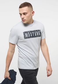 Mustang - MUSTANG ALEX C PRINT MĘSKI T-SHIRT KOSZULKA LOGO NADRUK GRAY DAWN 1013520 4017. Wzór: nadruk #3