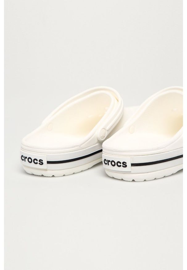 Crocs - Klapki. Kolor: biały. Materiał: materiał, guma. Wzór: gładki. Obcas: na obcasie. Wysokość obcasa: niski