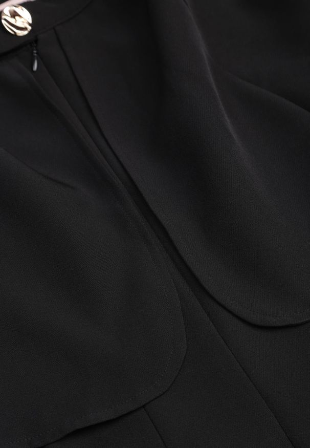 Renee - Czarna Taliowana Sukienka w Eleganckim Stylu z Narzutką Typu Pelerynka Agatea. Kolor: czarny. Styl: elegancki